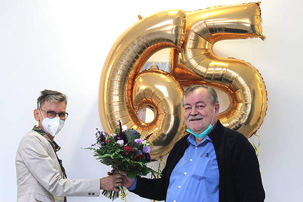 Managing Director Susanne Schickel (left) congratulates jubilarian Hartmut Kasper on his birthday